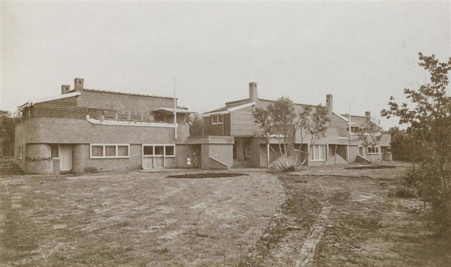 De drie geschakelde villa's.
              <br/>
              Bernard Eilers, 1918